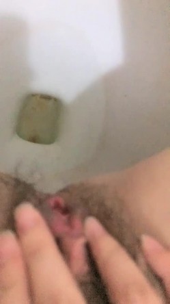 真实大学女生寝室 【大学生活好】 今夜室友回来的齐 偷拍一会儿不脱衣 到厕所撒尿洗漱自慰赚几百 截图8