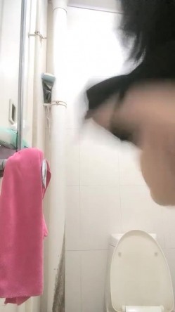 真实大学女生寝室 【大学生活好】 今夜室友回来的齐 偷拍一会儿不脱衣 到厕所撒尿洗漱自慰赚几百 截图11