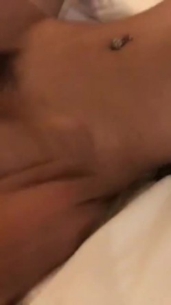 巨乳性感级别的高颜值阿姨，3P，真风骚绝代，‘怎么录’，录逼逼录大奶子，不太愿意露脸，最终还是漏了一下脸 美！ 截图5