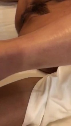 巨乳性感级别的高颜值阿姨，3P，真风骚绝代，‘怎么录’，录逼逼录大奶子，不太愿意露脸，最终还是漏了一下脸 美！ 截图6