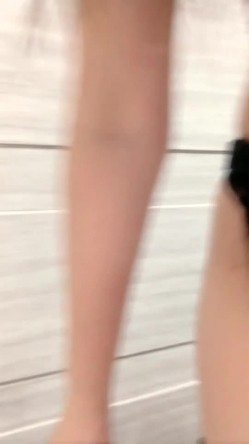 高颜值甜美妹子卫生间道具JJ口交 性感吊带黑丝小露逼逼看着非常诱人 截图4
