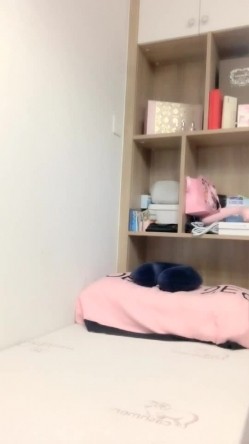 高颜值甜美妹子卫生间道具JJ口交 性感吊带黑丝小露逼逼看着非常诱人 截图6