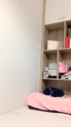 高颜值甜美妹子卫生间道具JJ口交 性感吊带黑丝小露逼逼看着非常诱人 截图7