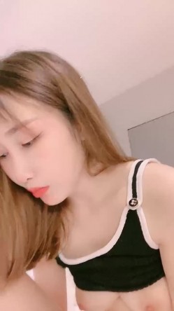 肤白貌美好骚的极品小少妇，一个人在宾馆发骚，黑丝诱惑淫声荡语不断，揉奶玩逼对着镜头掰开逼逼看火腿肠草 截图7