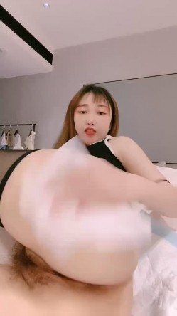 肤白貌美好骚的极品小少妇，一个人在宾馆发骚，黑丝诱惑淫声荡语不断，揉奶玩逼对着镜头掰开逼逼看火腿肠草 截图13