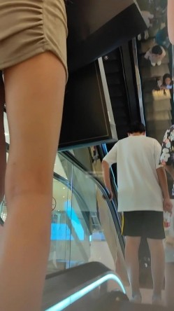 大神尾随偷拍 ️超级性感极品包臀裙美女翻车被她闺蜜发现报警被抓 ️旗袍少妇浅绿色窄内骚气外露 截图2