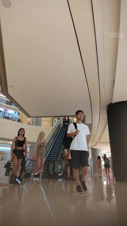 大神尾随偷拍 ️超级性感极品包臀裙美女翻车被她闺蜜发现报警被抓 ️旗袍少妇浅绿色窄内骚气外露 截图4