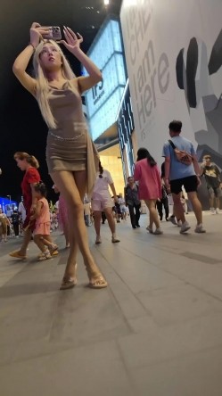 大神尾随偷拍 ️超级性感极品包臀裙美女翻车被她闺蜜发现报警被抓 ️旗袍少妇浅绿色窄内骚气外露 截图6