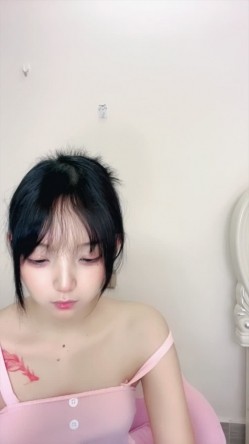 最美校花【鬼鬼阿】全裸热舞~道具自慰~扣穴~白浆哗哗流冒泡 截图1