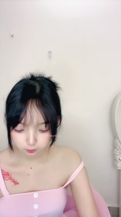 最美校花【鬼鬼阿】全裸热舞~道具自慰~扣穴~白浆哗哗流冒泡 截图2