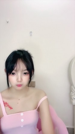 最美校花【鬼鬼阿】全裸热舞~道具自慰~扣穴~白浆哗哗流冒泡 截图8