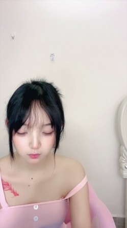 最美校花【鬼鬼阿】全裸热舞~道具自慰~扣穴~白浆哗哗流冒泡 截图11