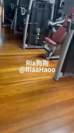 推特顶级奴性贱母狗【Ria狗狗】露脸重金定制，无底线自辱扇嘴巴子健身房舔马桶停车场裸体跳绳高跟鞋黄瓜紫薇 截图2