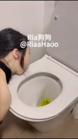 推特顶级奴性贱母狗【Ria狗狗】露脸重金定制，无底线自辱扇嘴巴子健身房舔马桶停车场裸体跳绳高跟鞋黄瓜紫薇 截图12