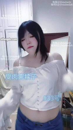 PUA大神【受肉完犊子】VIP福利，操控举牌，超多反差学生小母狗，紫薇裸舞 截图11