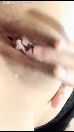 高颜值网红脸美少女收费大尺度宣传自拍终于傍上土豪被狠狠的插入呻吟声痛并快乐着还说轻点儿 截图7