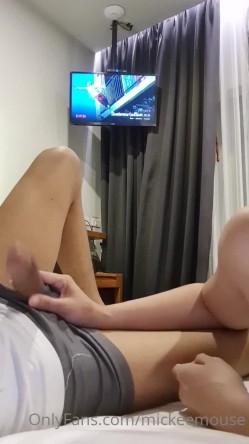 顶级绿帽癖情侣【mickeemo】露脸福利，主打居家各种真实性爱，骚女特点淫水多，一肏就出浆 截图2
