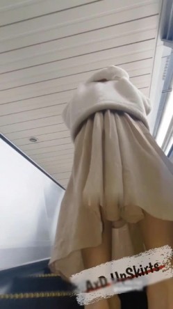 大神一路跟踪抄底不穿内裤的短裙小姐姐 干净肥美的鲍鱼真想尝一口 截图1