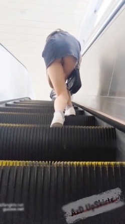 大神一路跟踪抄底不穿内裤的短裙小姐姐 干净肥美的鲍鱼真想尝一口 截图2