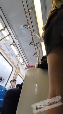 大神一路跟踪抄底不穿内裤的短裙小姐姐 干净肥美的鲍鱼真想尝一口 截图3