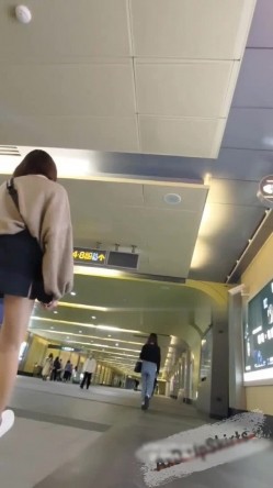 大神一路跟踪抄底不穿内裤的短裙小姐姐 干净肥美的鲍鱼真想尝一口 截图5