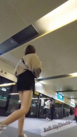 大神一路跟踪抄底不穿内裤的短裙小姐姐 干净肥美的鲍鱼真想尝一口 截图6