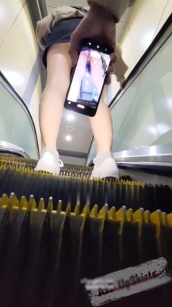 大神一路跟踪抄底不穿内裤的短裙小姐姐 干净肥美的鲍鱼真想尝一口 截图7