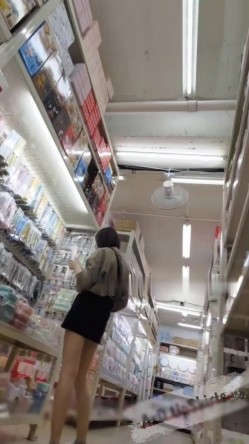 大神一路跟踪抄底不穿内裤的短裙小姐姐 干净肥美的鲍鱼真想尝一口 截图8