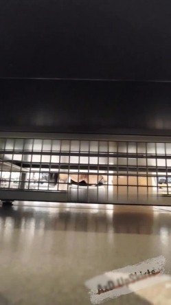 大神一路跟踪抄底不穿内裤的短裙小姐姐 干净肥美的鲍鱼真想尝一口 截图12
