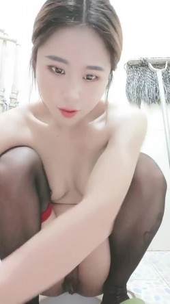 气质新人黑丝美腿，露脸全裸自慰，道具插穴手指掰穴，把男友挑逗的鸡巴梆硬 截图4