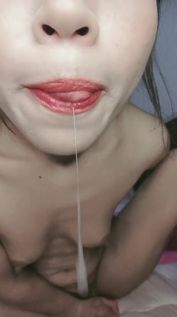 气质新人黑丝美腿，露脸全裸自慰，道具插穴手指掰穴，把男友挑逗的鸡巴梆硬 截图11