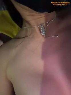 极品御姐女神、户外反差露出婊子「xigua2002」网上认识的小鲜肉约路边车震，他的朋友还在车外等着，肏的水深火热 截图10