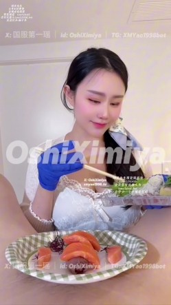 推特性爱大师95后绿帽情侣美腿女王「汐梦瑶」三文鱼刺身搭配爽口鸡巴，爽翻天，最后射出来的精液都是淡绿色，爽快吞精 截图1