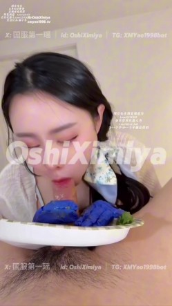 推特性爱大师95后绿帽情侣美腿女王「汐梦瑶」三文鱼刺身搭配爽口鸡巴，爽翻天，最后射出来的精液都是淡绿色，爽快吞精 截图9