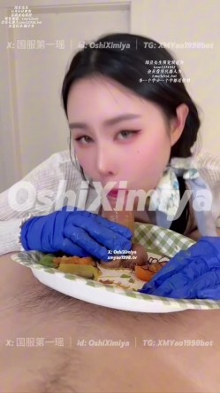 推特性爱大师95后绿帽情侣美腿女王「汐梦瑶」三文鱼刺身搭配爽口鸡巴，爽翻天，最后射出来的精液都是淡绿色，爽快吞精 截图12