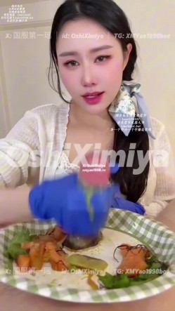 推特性爱大师95后绿帽情侣美腿女王「汐梦瑶」三文鱼刺身搭配爽口鸡巴，爽翻天，最后射出来的精液都是淡绿色，爽快吞精 截图14
