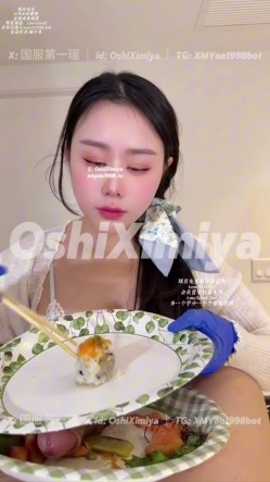推特性爱大师95后绿帽情侣美腿女王「汐梦瑶」三文鱼刺身搭配爽口鸡巴，爽翻天，最后射出来的精液都是淡绿色，爽快吞精 截图16