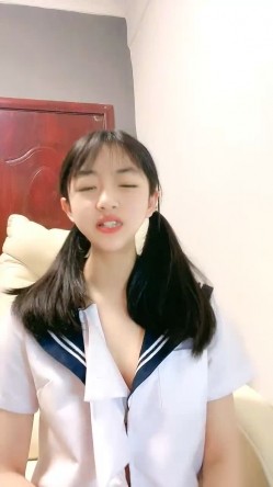 清纯学生妹！制服扎着双马尾！年龄不大挺会玩，双指猛扣，表情很享受，搞得小穴很湿 截图2