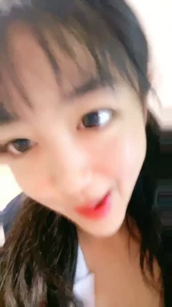 清纯学生妹！制服扎着双马尾！年龄不大挺会玩，双指猛扣，表情很享受，搞得小穴很湿 截图10