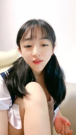 清纯学生妹！制服扎着双马尾！年龄不大挺会玩，双指猛扣，表情很享受，搞得小穴很湿 截图11