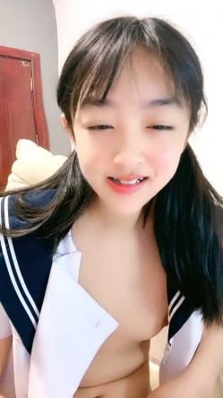 清纯学生妹！制服扎着双马尾！年龄不大挺会玩，双指猛扣，表情很享受，搞得小穴很湿 截图12