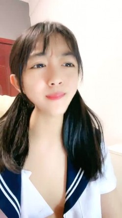 清纯学生妹！制服扎着双马尾！年龄不大挺会玩，双指猛扣，表情很享受，搞得小穴很湿 截图13