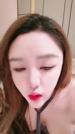 国产小美女小小丰满的坦克妹妹，蜜桃臀撅起屁股特写蝴蝶逼自己动手自慰 截图3