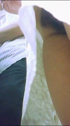 收藏推荐扫底惊现高颜值无内骚货这么多骚货出门不穿内裤竟发现某个骚逼的逼都湿润了 截图4