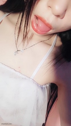 推特女神福利姬【00后大队长】未流出土豪私拍视图合集，情趣制服紫薇销魂可撸精尽人亡的节奏 截图1
