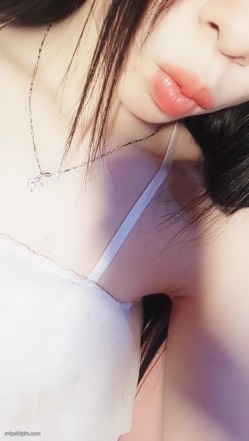 推特女神福利姬【00后大队长】未流出土豪私拍视图合集，情趣制服紫薇销魂可撸精尽人亡的节奏 截图2