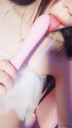 推特女神福利姬【00后大队长】未流出土豪私拍视图合集，情趣制服紫薇销魂可撸精尽人亡的节奏 截图4