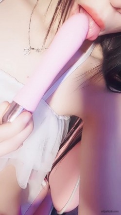 推特女神福利姬【00后大队长】未流出土豪私拍视图合集，情趣制服紫薇销魂可撸精尽人亡的节奏 截图5