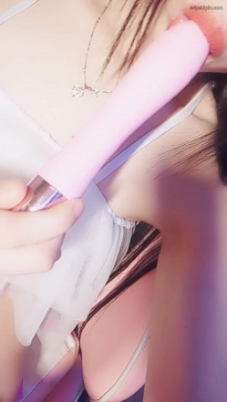 推特女神福利姬【00后大队长】未流出土豪私拍视图合集，情趣制服紫薇销魂可撸精尽人亡的节奏 截图7