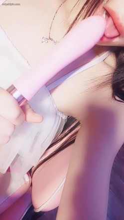 推特女神福利姬【00后大队长】未流出土豪私拍视图合集，情趣制服紫薇销魂可撸精尽人亡的节奏 截图10